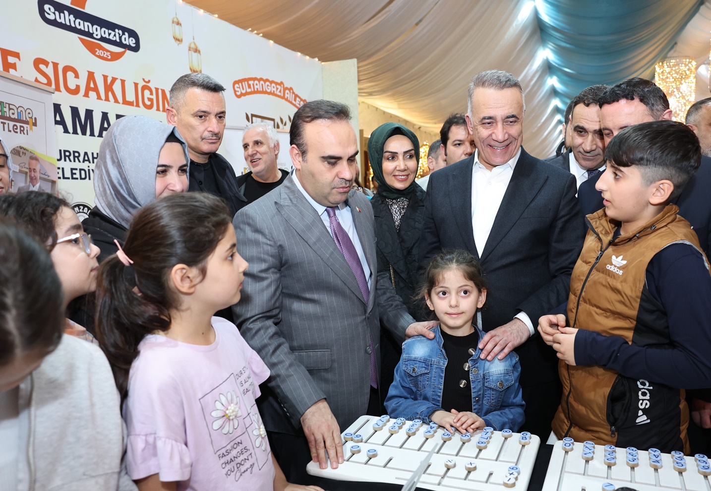 Bakan Kacır, Sultangazi Belediyesi Ramazan Etkinlik Çadırını Ziyaret Etti