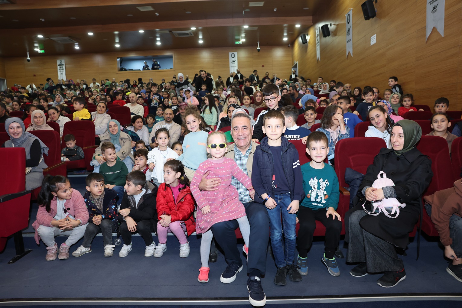 Başkan Dursun, Birlikte Tiyatro İzlediği Çocukların Mutluluklarına Ortak Oldu