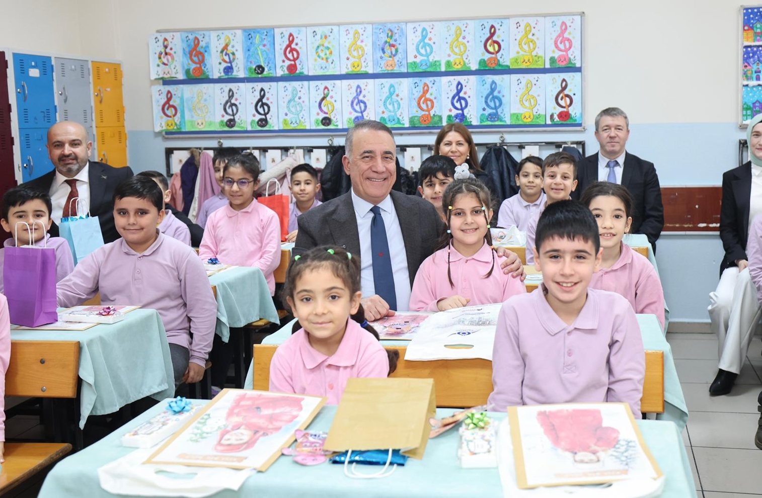 Başkan Dursun Çocukların Karne Heyecanını Paylaştı