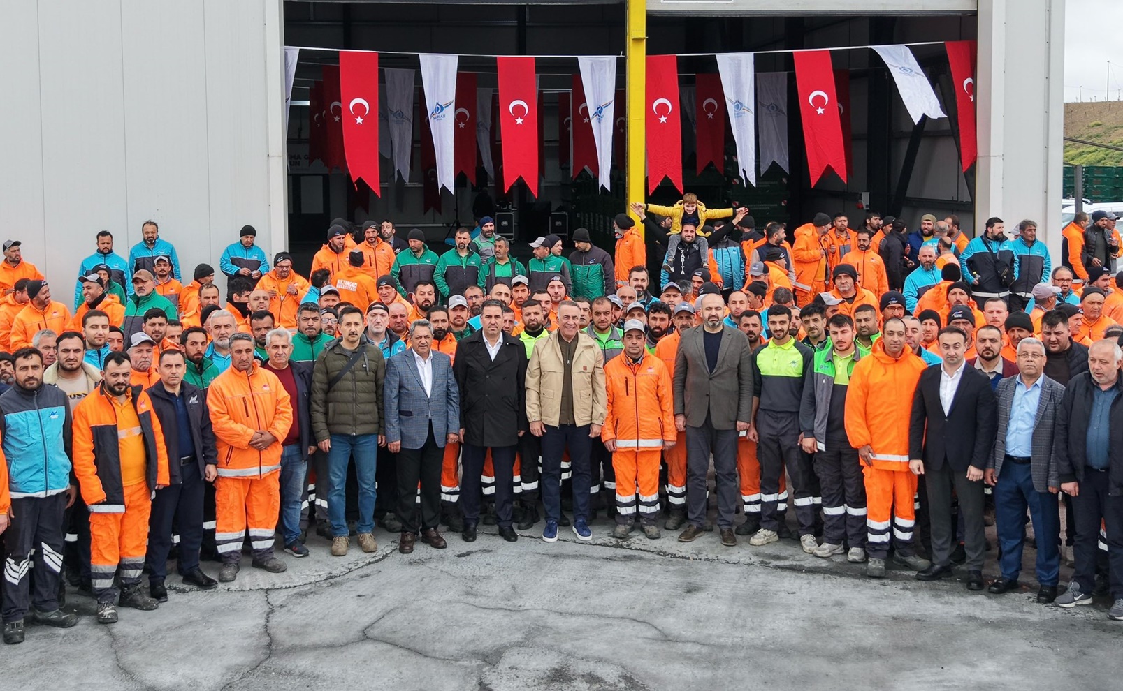 Başkan Dursun İşçilerle Birlikte Halay Çekti