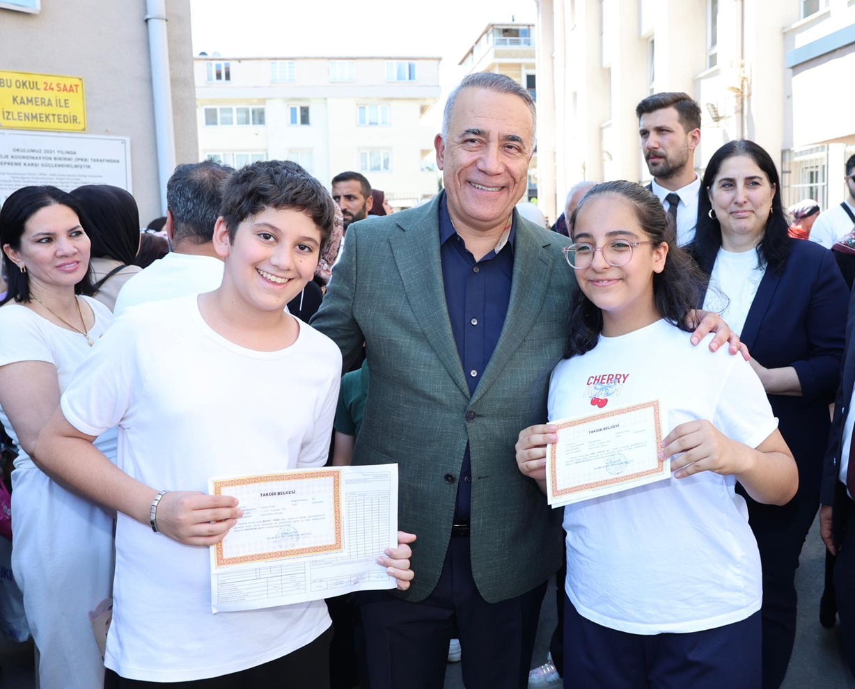 Başkan Dursun Öğrencilerin Karne Heyecanına Ortak Oldu