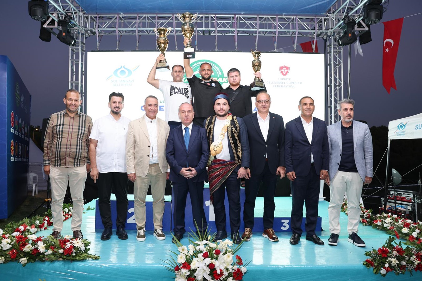 Cumhuriyet Tarihinde Bir İlk! Uluslararası Sultangazi Belediyesi Geleneksel Karakucak Güreşleri İstanbullularla Buluştu