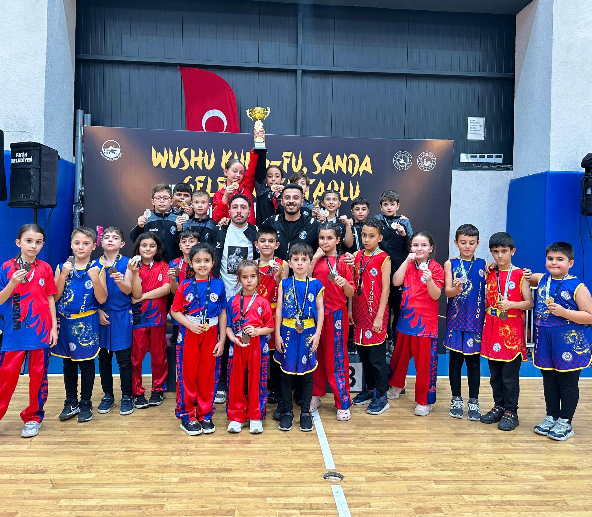 Minikler 3 Yıl Üst Üste İstanbul Şampiyonu!  Sultangazili Minik Sporculardan Bir Müsabakadan Tam 24 Madalya!