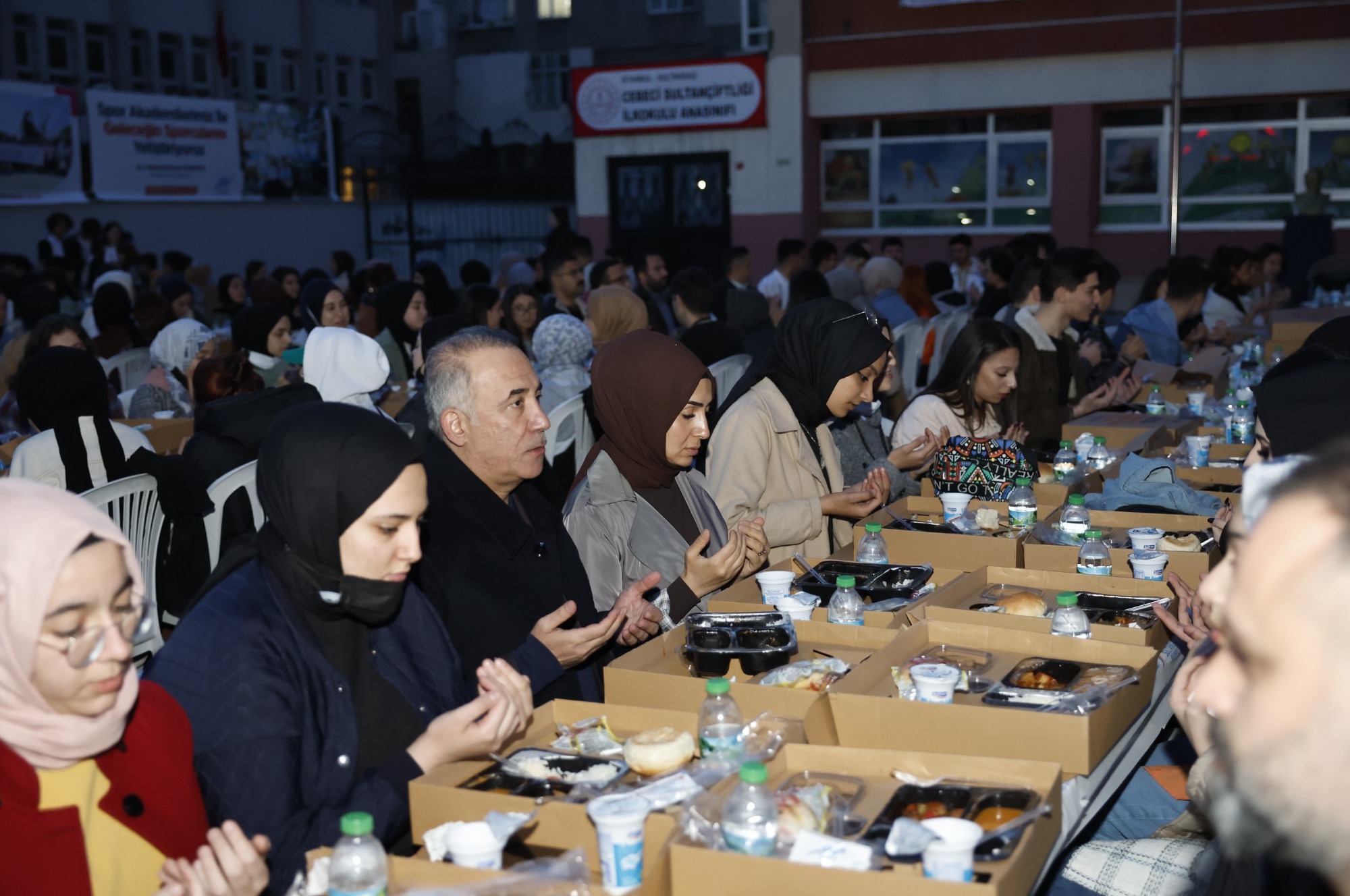 Sultangazi Belediye Başkanı Dursun Gençlerle İftarlarda Buluşuyor