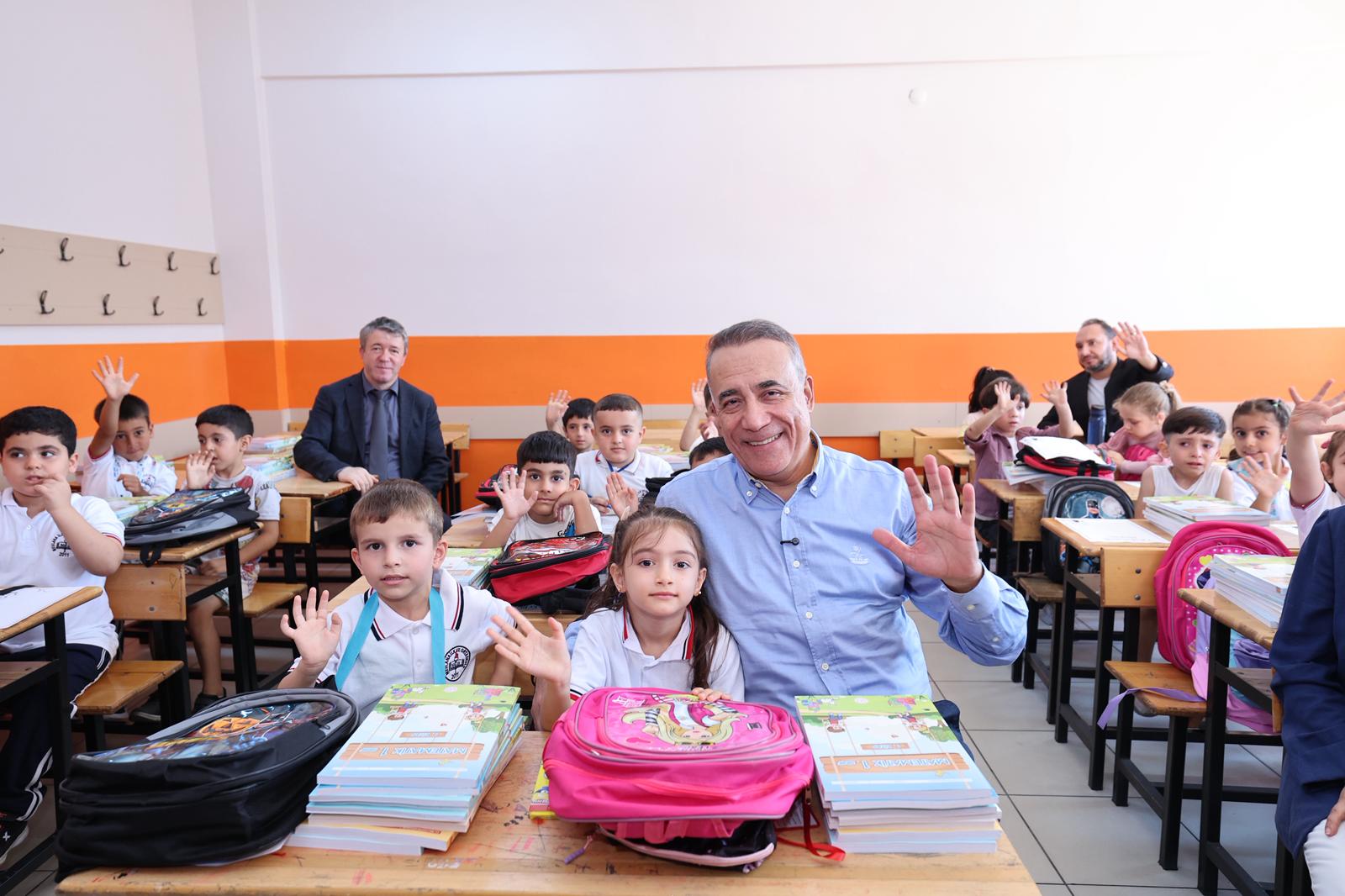 Sultangazi Belediyesi’nden 1. Sınıf Öğrencilerine Büyük Destek! 15 Bin Öğrenciye Çanta ve Kırtasiye Seti
