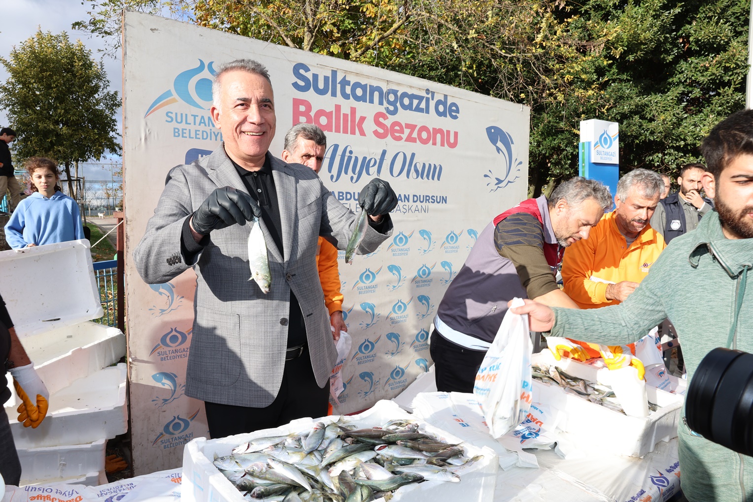 Sultangazi Belediyesi’nden Ücretsiz Balık Dağıtımı! Lüferler Başkan Dursun’dan