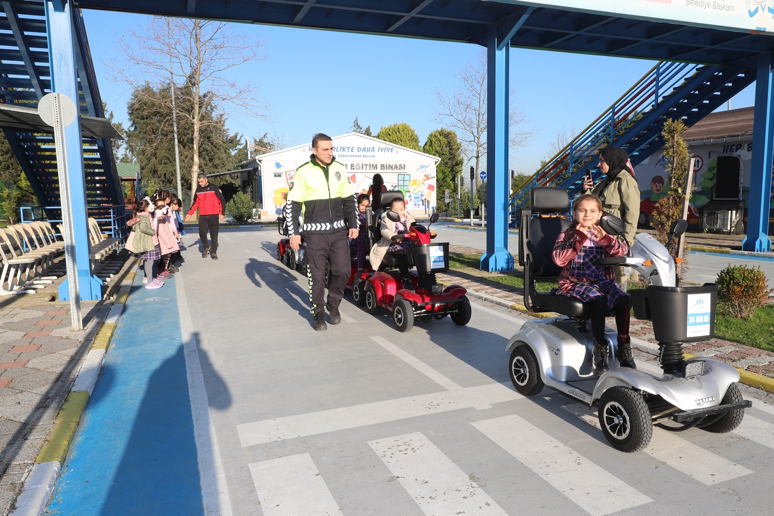  Sultangazili Çocuklar Deprem ve Güvenli Trafik Eğitim Parkında Uygulamalı Öğreniyor