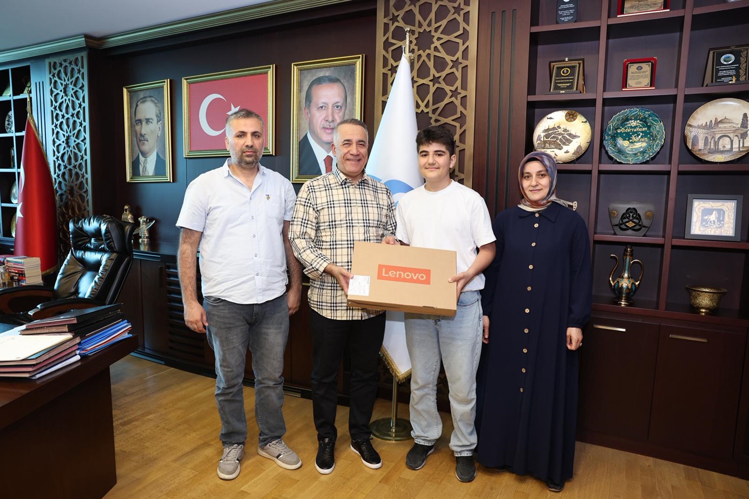 Sultangazili Gençlerden Büyük Başarı! 2 LGS Birincisi Başkan Dursun’u Ziyaret Etti