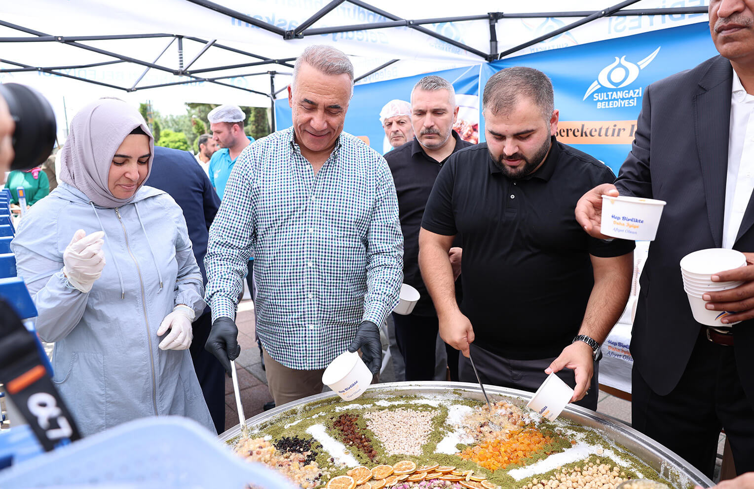 Sultangazililer Aşurenin Bereketini Paylaştı