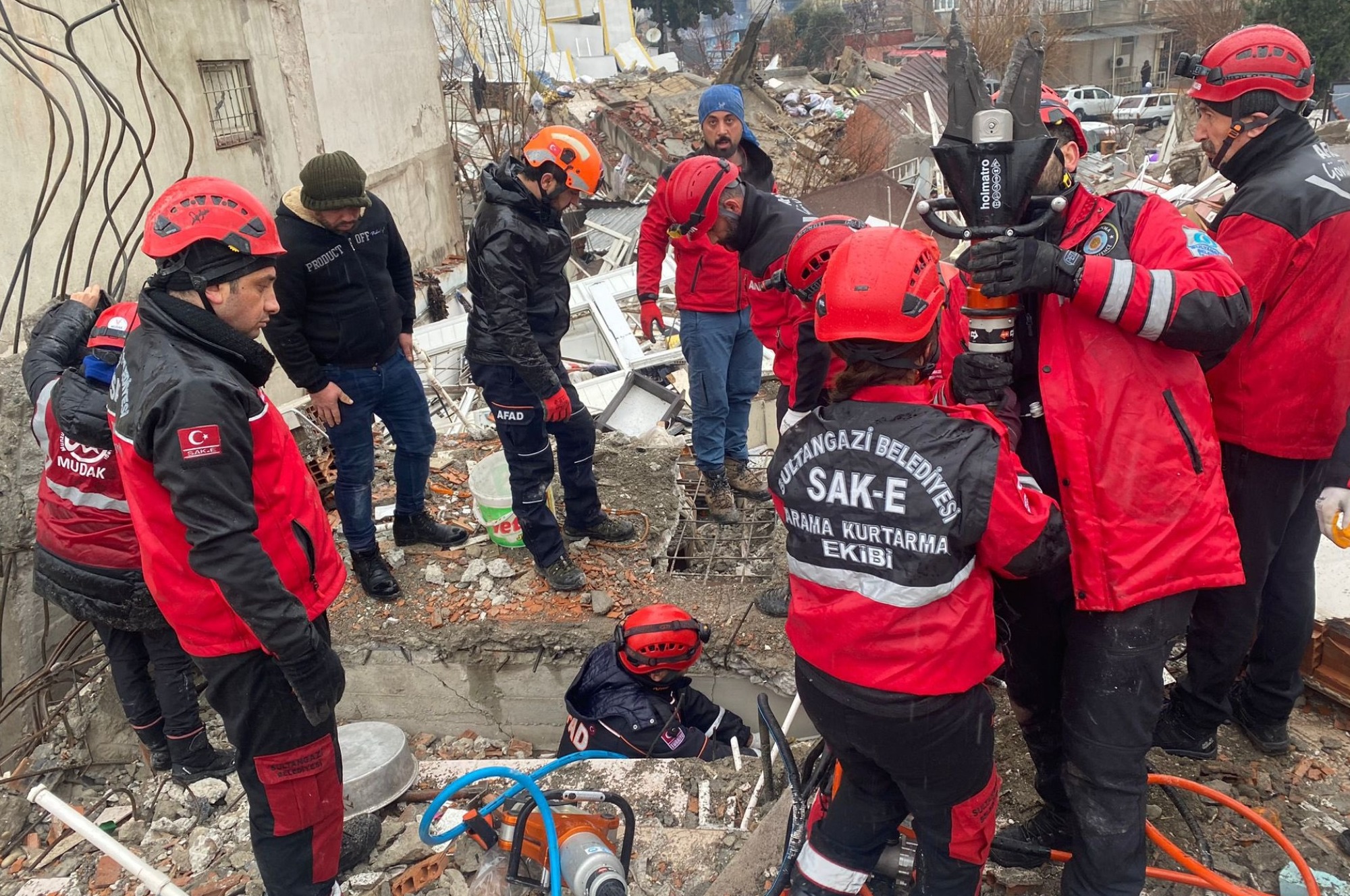SAK-E Deprem Bölgesinde Arama Kurtarma Faaliyetlerini Aralıksız Sürdürüyor