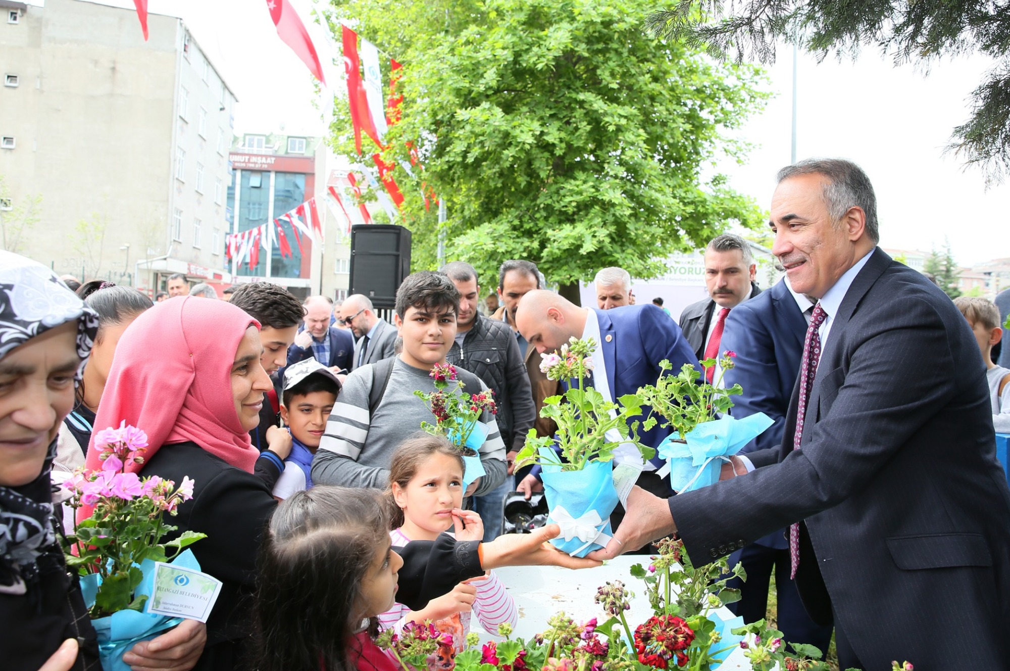Sultangazi Belediyesi Ağaçlandırma Çalışmalarına Tüm Hızıyla Devam Ediyor
