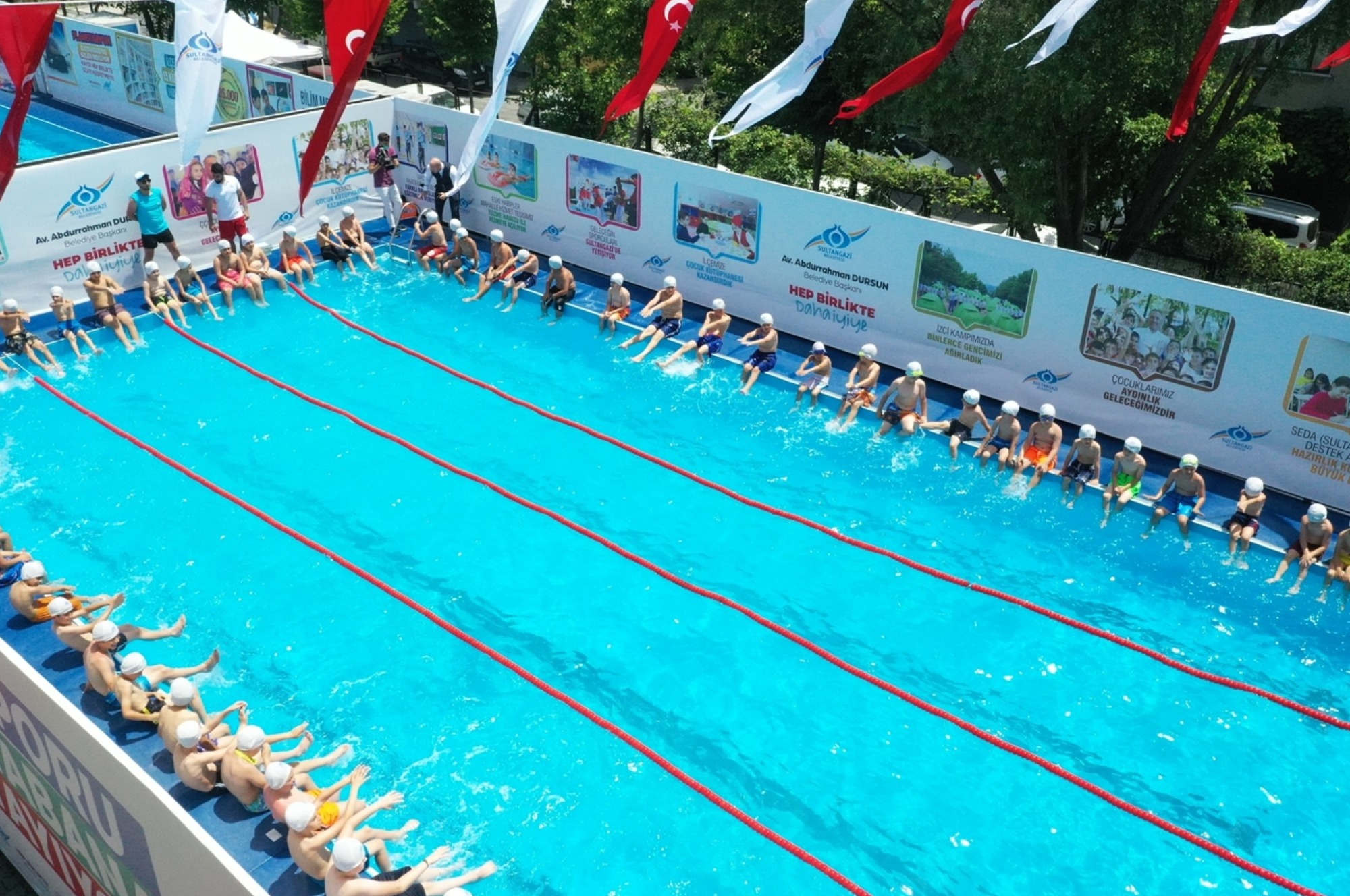 Sultangazi'de Çocuklara Yaz Hediyesi: Yüzme Havuzları Açıldı!