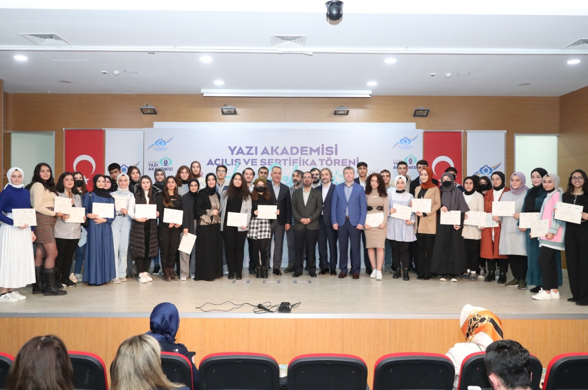 Sultangazi Yazı Akademisi’nin Genç Edebiyatçıları Sertifikalarını Aldı