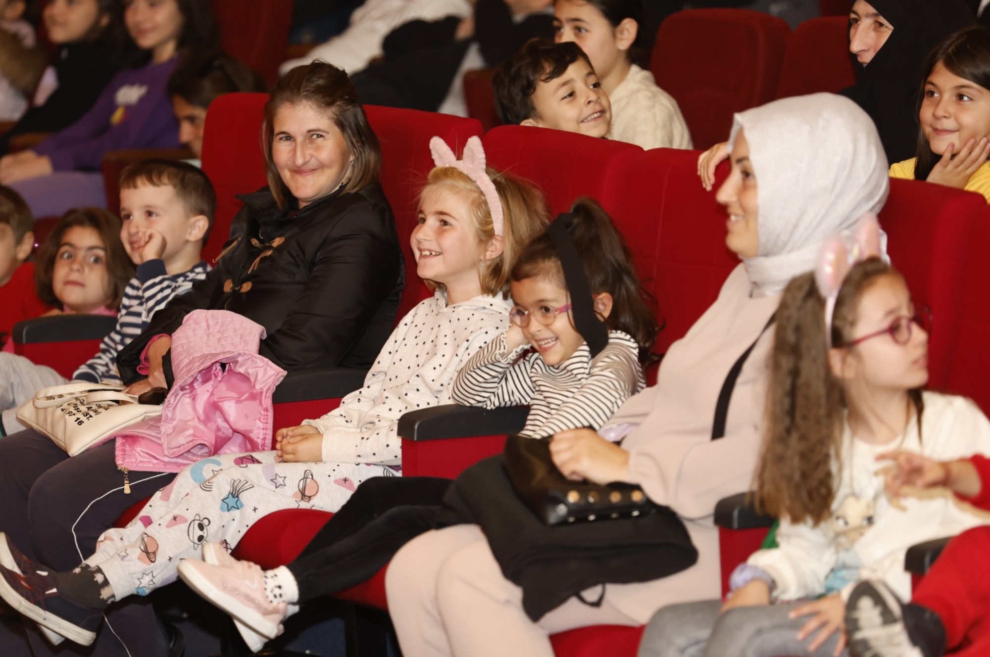 Sultangazili Çocukların Tiyatro Keyfi